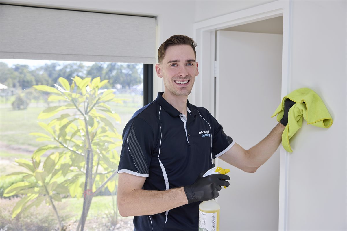 7 Green Flags to Look For in a Great House Cleaner